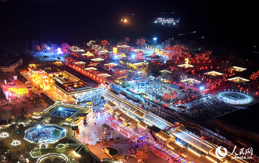 陕州地坑院灯会。人民网记者 王玉兴摄