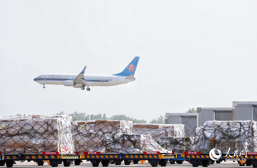 新郑国际机场内等待运输的货物。人民网 霍亚平摄（资料图）