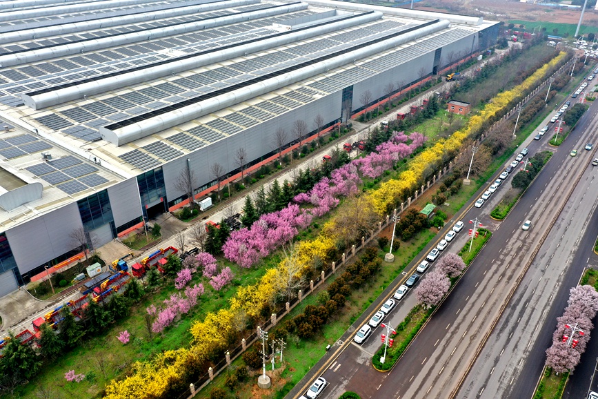 厂区周边连翘花、桃花、梅花竞相绽放。王建栋摄