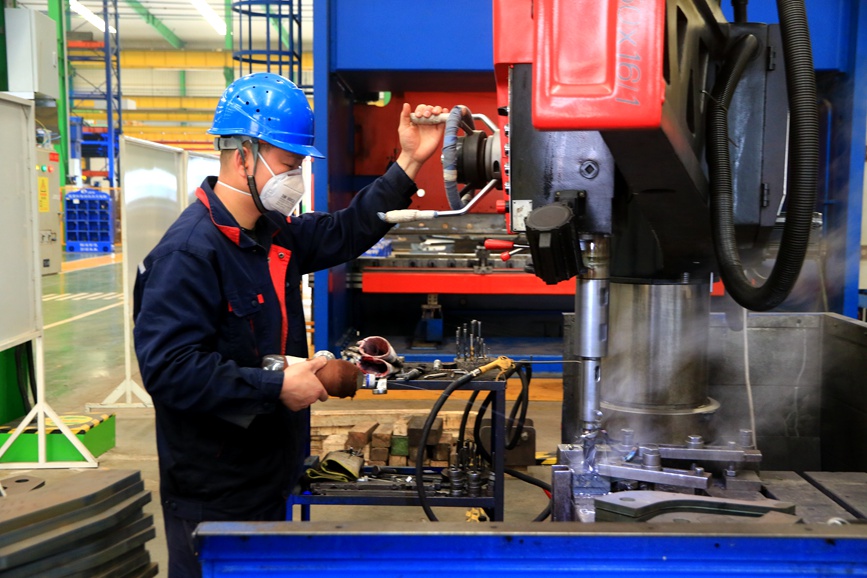 工人忙着加工汽车吊的零部件。王建栋摄