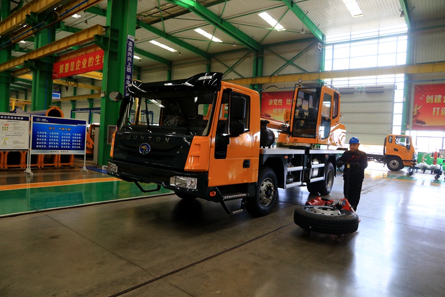 工人准备安装轮胎。王建栋摄