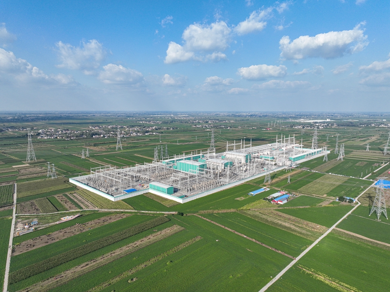 青海-河南±800千伏特高压直流工程受端站豫南换流变电站鸟瞰图。张鑫摄
