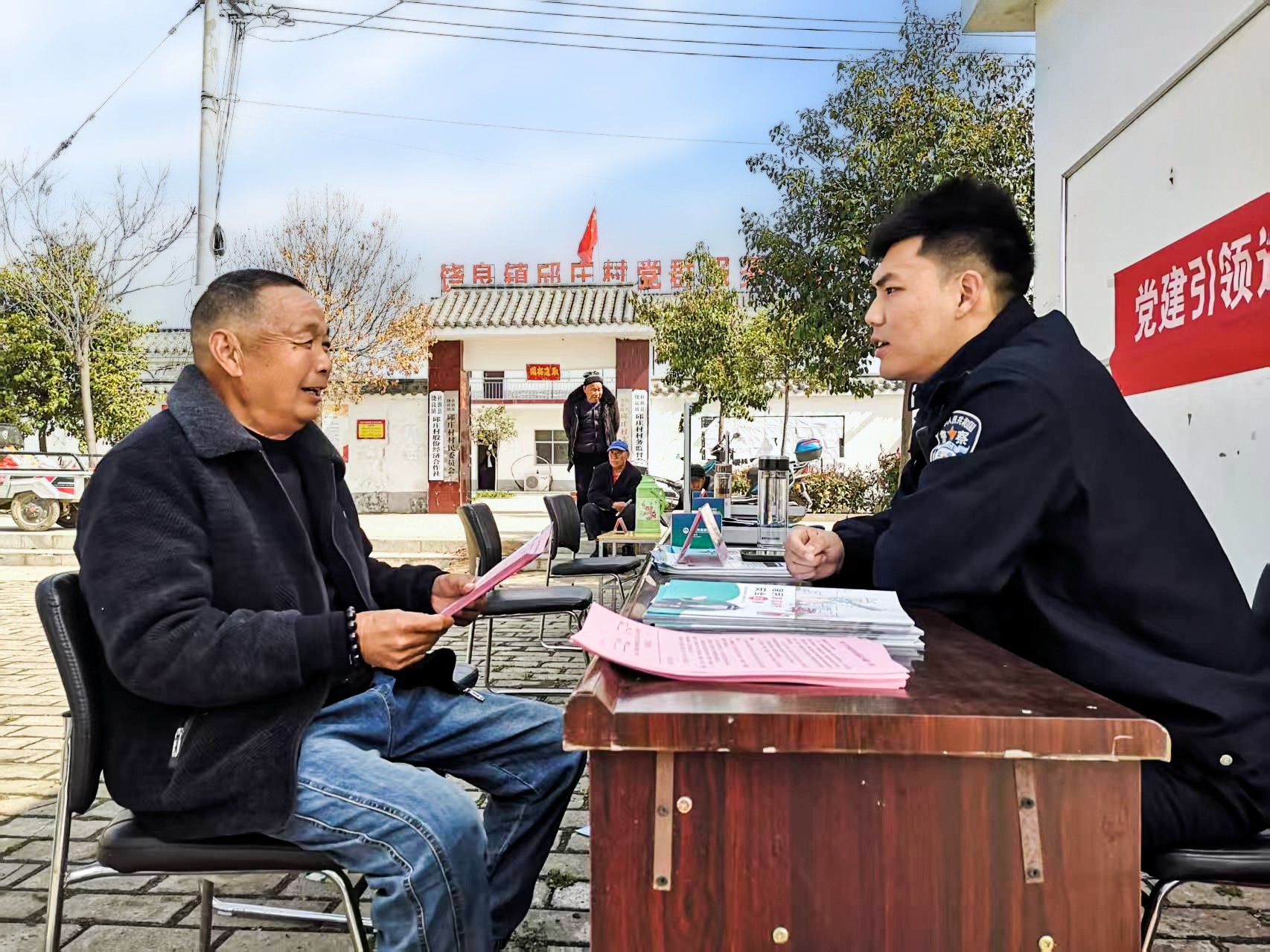 活动现场民警进行反诈知识宣传。 赵兰奇摄