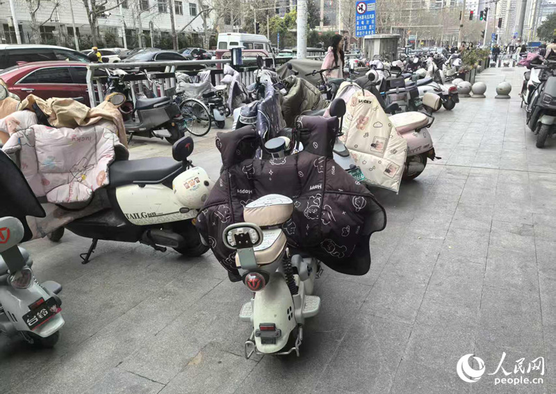 随意停在人行道上的电动车。人民网记者 于思远摄