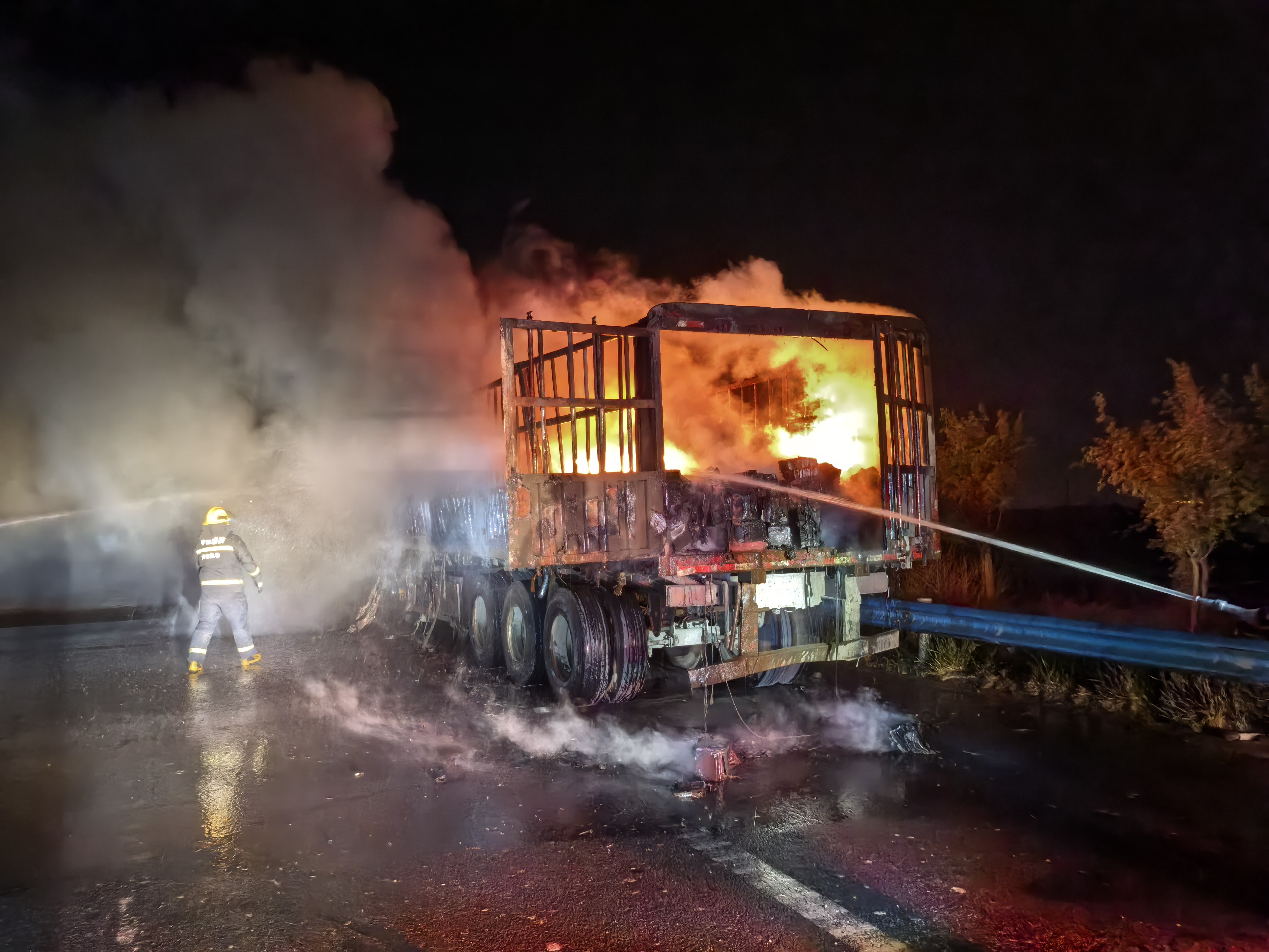 火灾现场情况。王宇杰摄