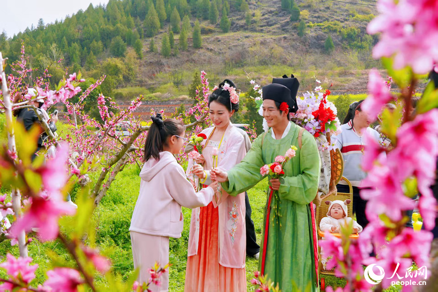 游客沉浸式感受春日里的诗意与欢喜。人民网 程明辉摄