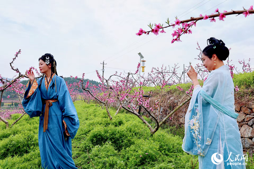 身着汉服的游客打卡留影。人民网 程明辉摄