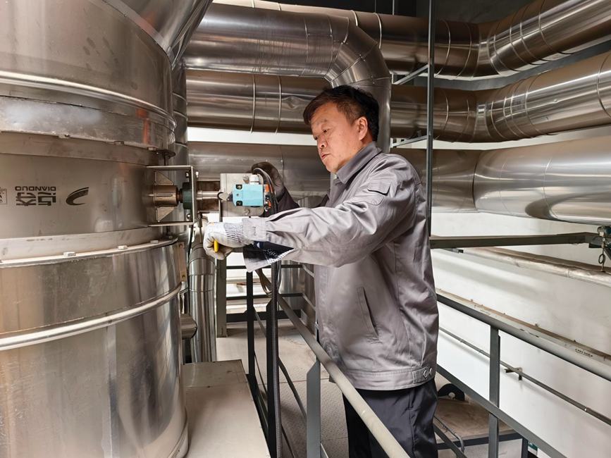 工作人员对设备进行专业检测与维护。张百根摄