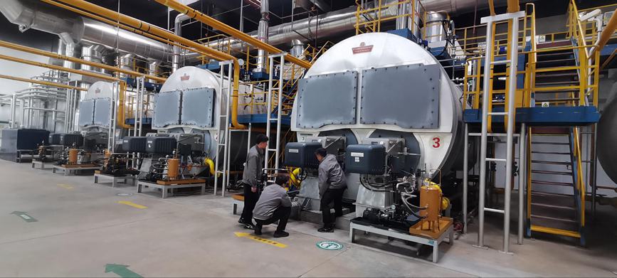 工作人员在开展锅炉系统节能改造。张百根摄