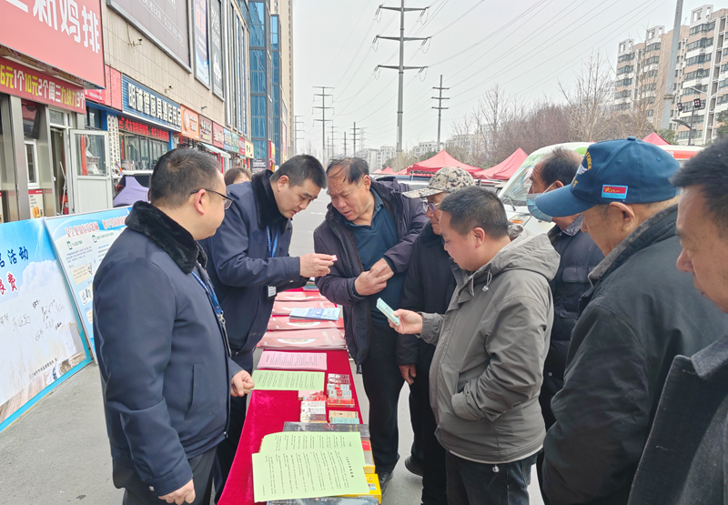 向群众普及假烟鉴别知识。河南省烟草公司三门峡市公司供图