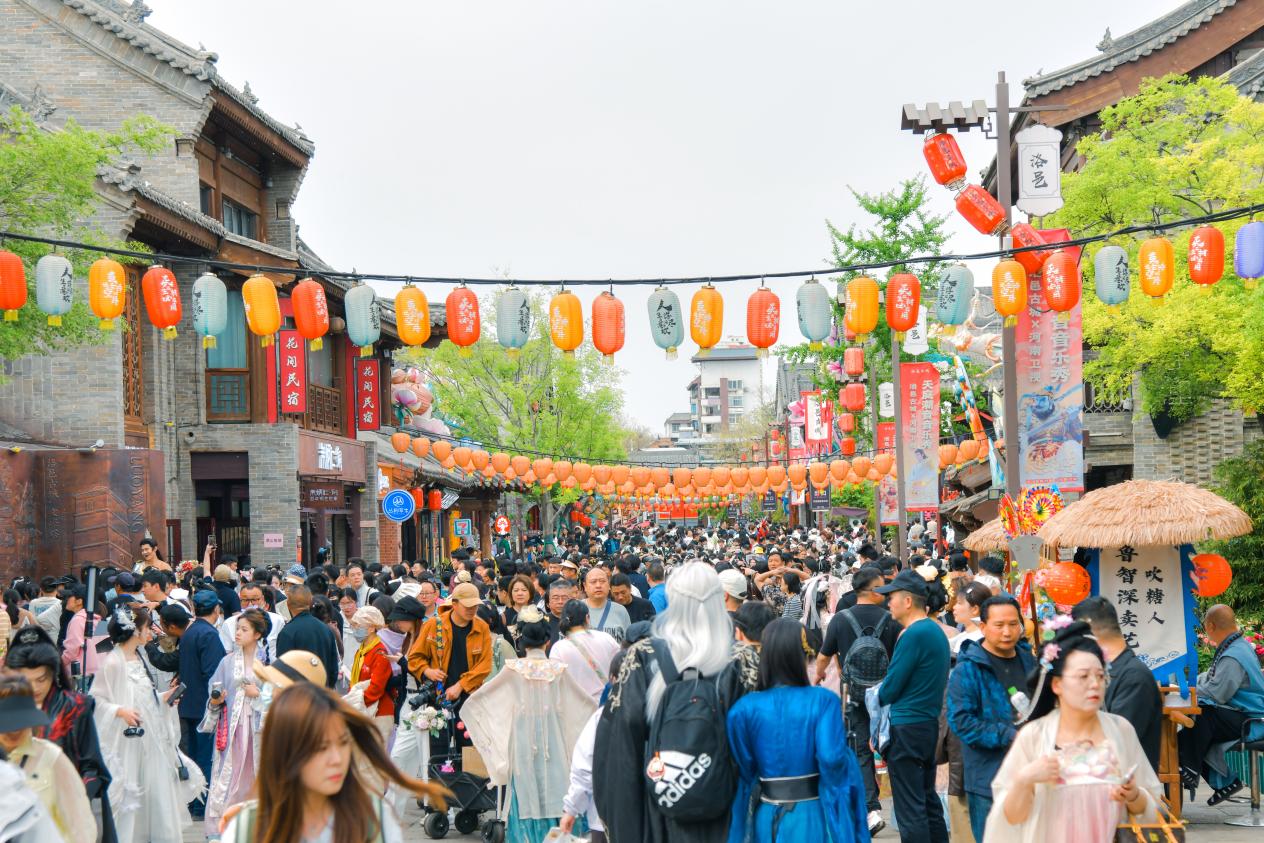 洛邑古城景区游人如织。王玺摄