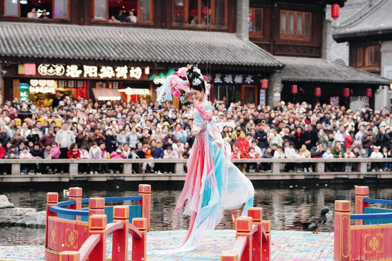 天女散花表演引游客驻足观看。王玺摄