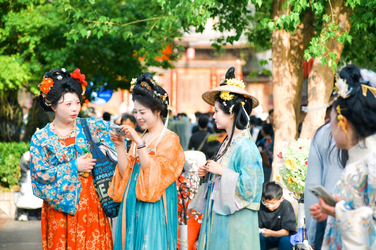 游客穿汉服在洛邑古城打卡拍照。王玺摄