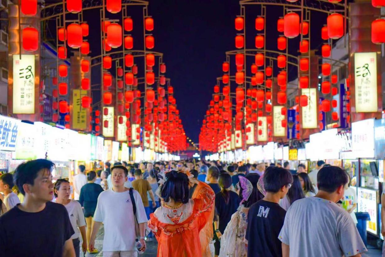 洛阳老城十字街里人头攒动。王玺摄