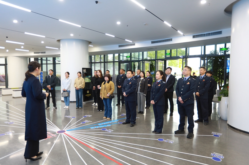 辖区企业代表参观郑州航空港市民中心。刘思雨摄