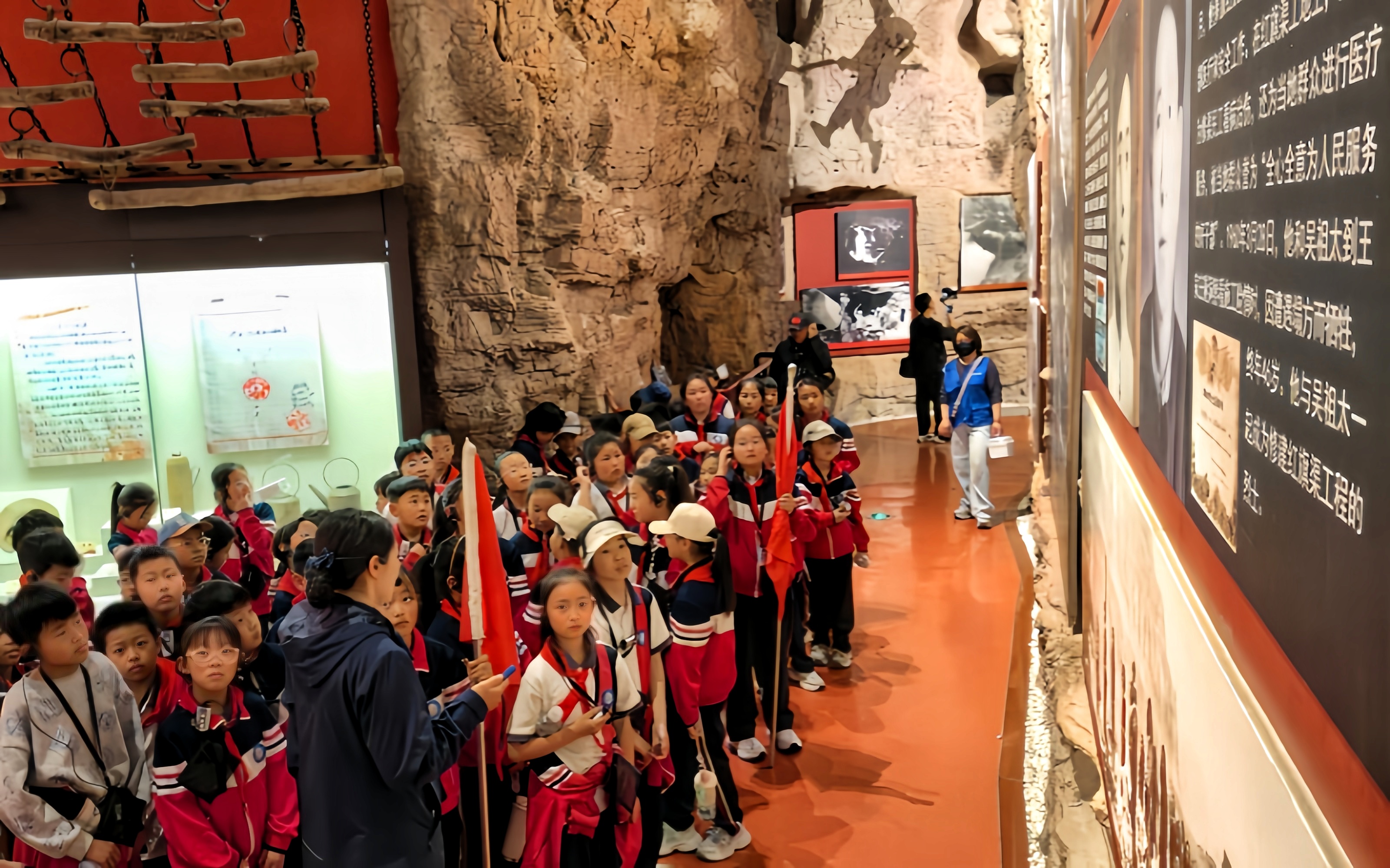 红旗渠纪念馆：游人如织 感悟红色精神