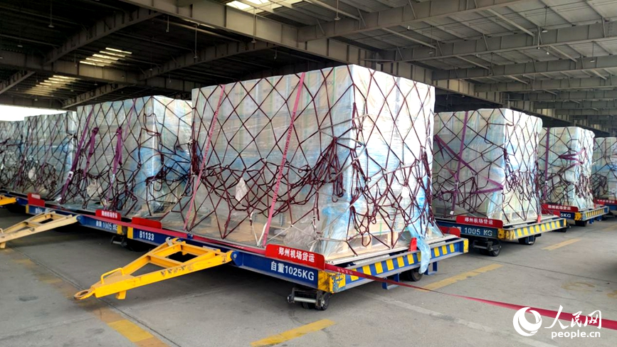 郑州机场货运北站等待装机的货物。人民网记者 杨晓娜摄