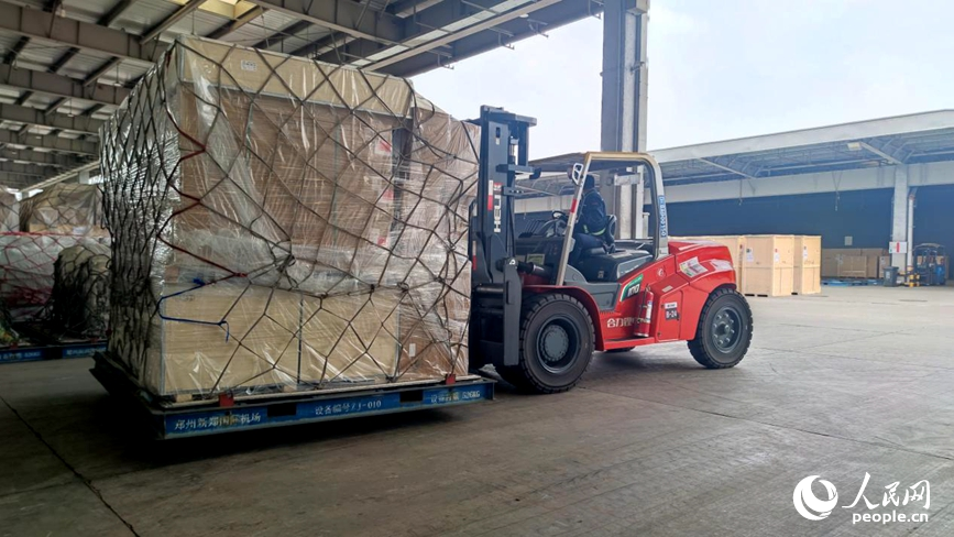 机场装卸区货物运输一片繁忙。人民网记者 杨晓娜摄