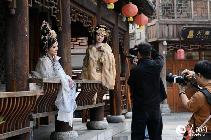 洛邑古城汉服跟拍服务。人民网记者 王玉兴摄
