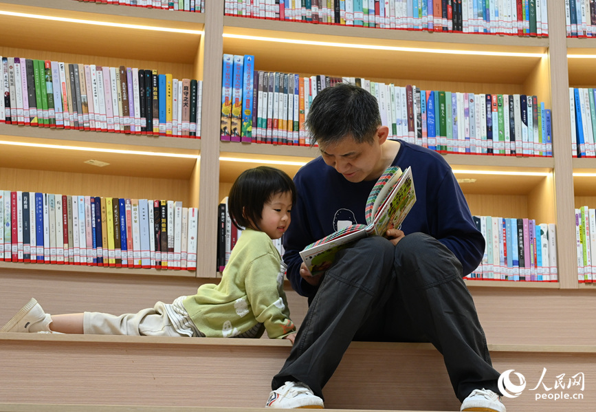 市民在郑品书舍阅读。人民网记者 王玉兴摄