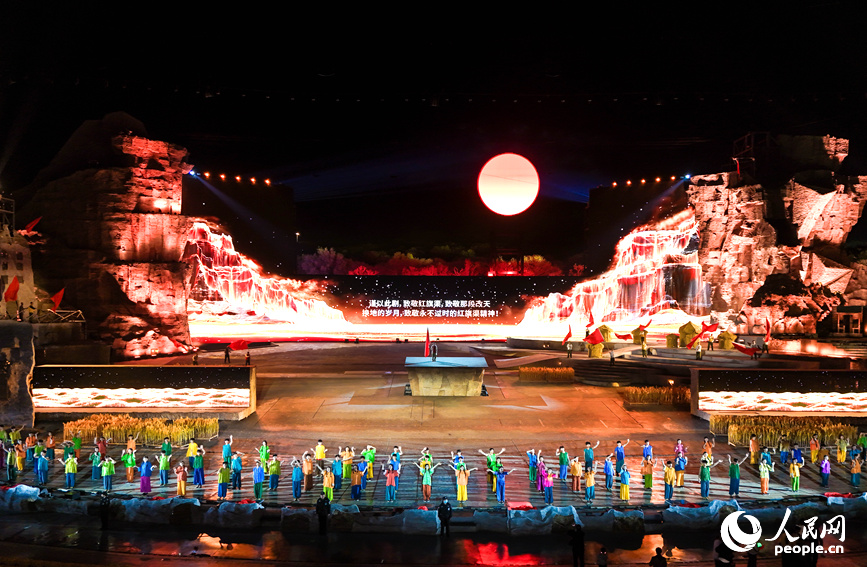 《太行・红日》实景演出再现人工天河传奇。人民网记者 宋芳鑫摄