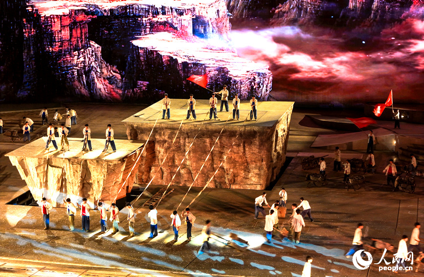 《太行・红日》实景演出再现人工天河传奇。人民网记者 宋芳鑫摄
