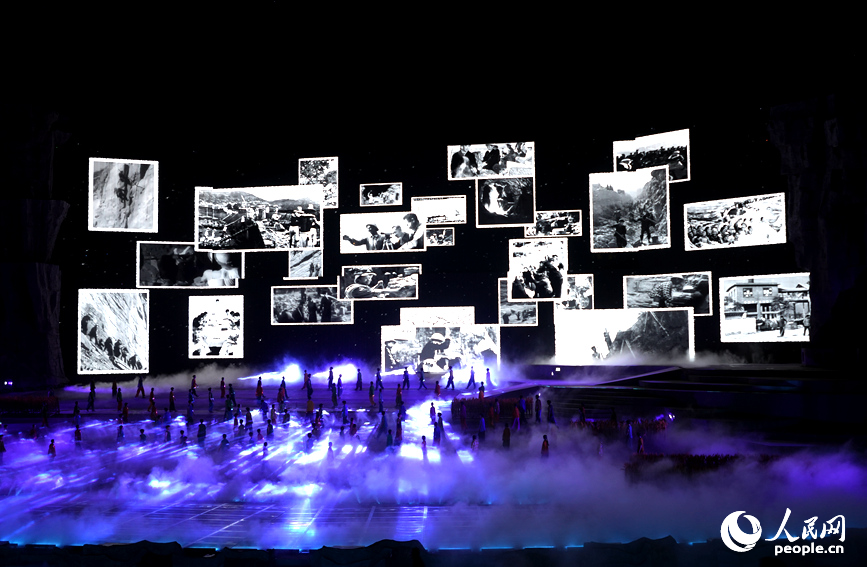 《太行・红日》实景演出再现人工天河传奇。人民网记者 王佩摄