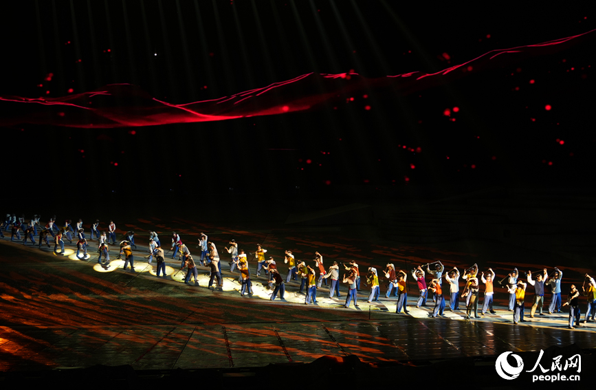 《太行・红日》实景演出再现人工天河传奇。人民网记者 王佩摄 
