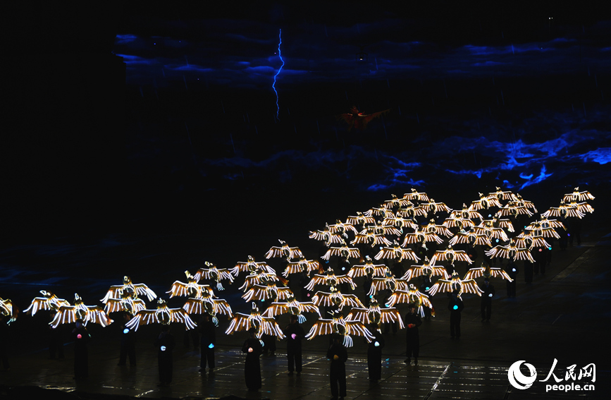 《太行・红日》实景演出再现人工天河传奇。人民网记者 王佩摄