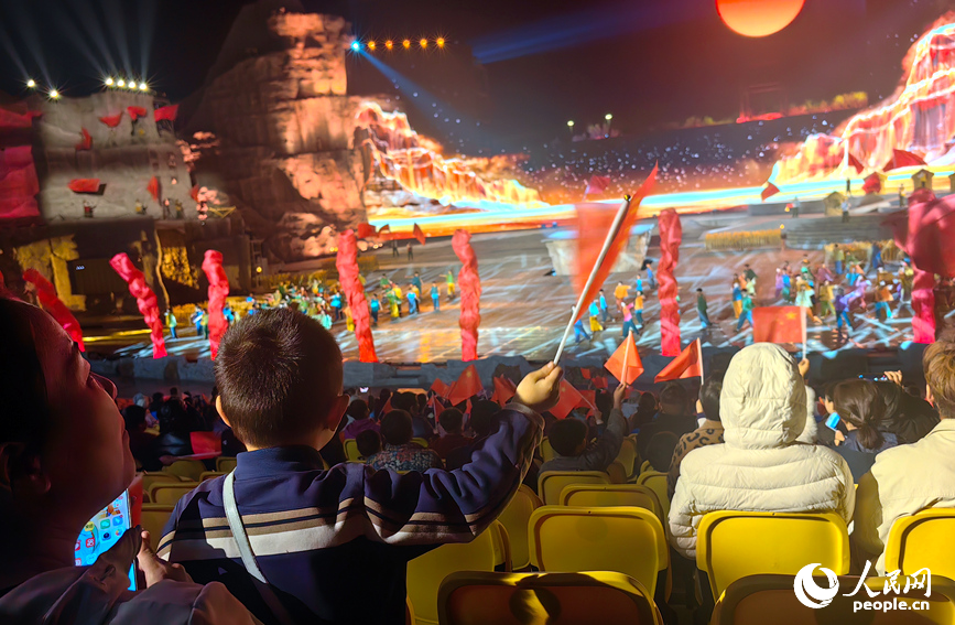 沉浸式观演，红旗渠精神深深感动现场观众。人民网记者 宋芳鑫摄