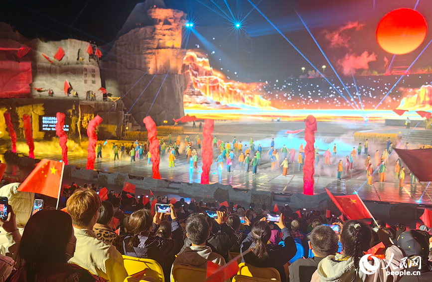 沉浸式观演，红旗渠精神深深感动现场观众。人民网记者 王佩摄