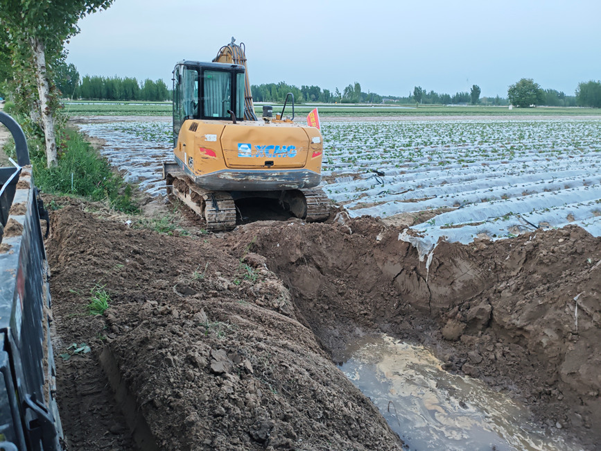 开挖沟渠。受访人供图