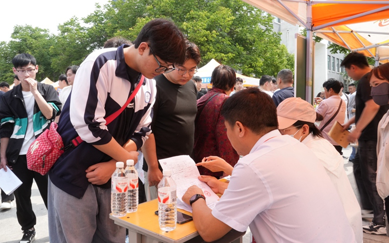 毕业生供需见面会 搭建校企对接平台
