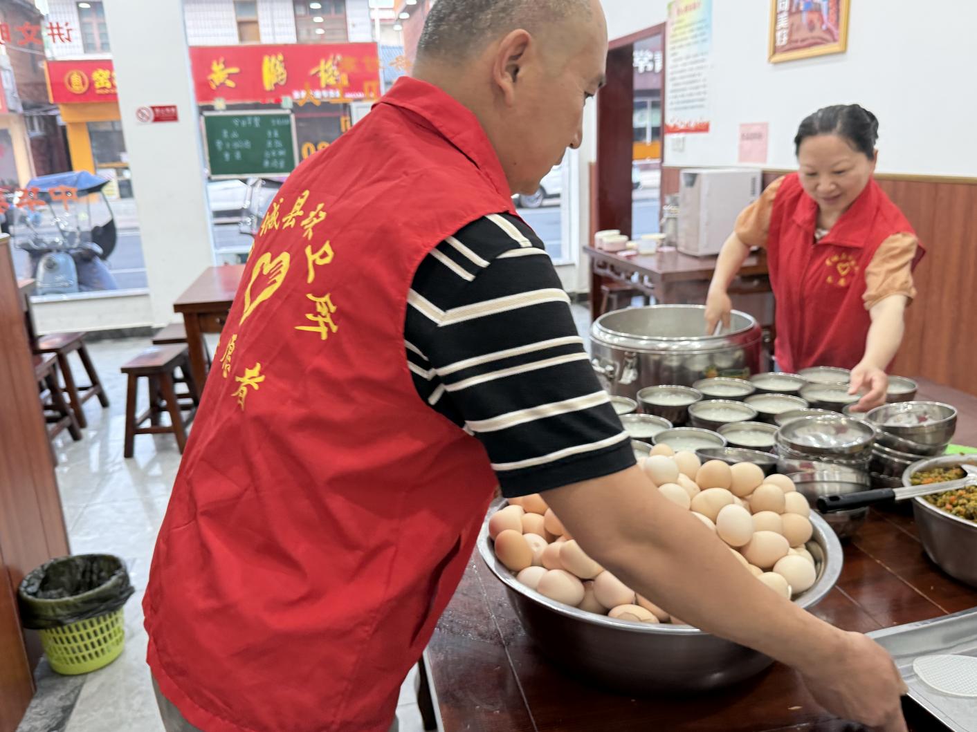 “大爱乾坤”公益早餐点的志愿者在备餐。曾丽摄