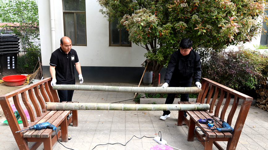 选材、加工、组装浮岛。耿玉成摄