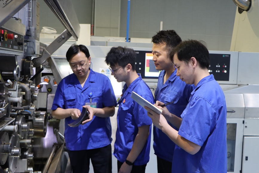 卷烟机操作工徐志刚讲授设备保养技巧。 郭一凡摄