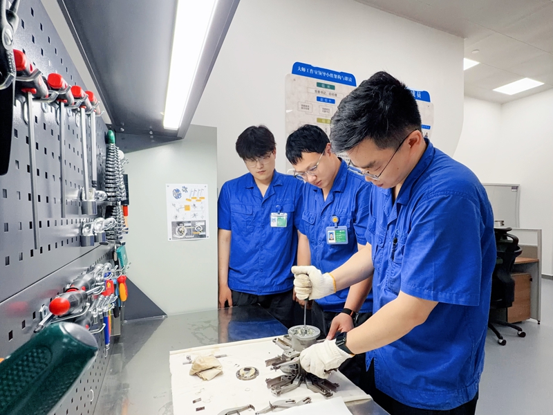 黄金叶生产制造中心青年员工开展技术攻关活动。甘竞摄