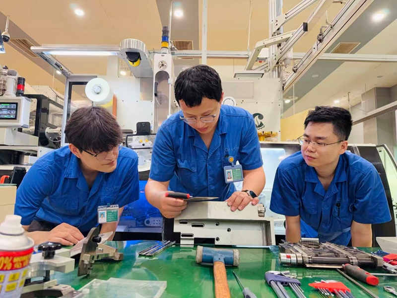黄金叶生产制造中心青年员工备战技术比武。甘竞摄