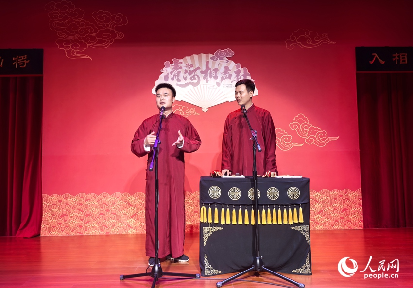两位相声演员正在用诙谐段子拆解AI造谣、养生伪科普。人民网记者 王佩摄