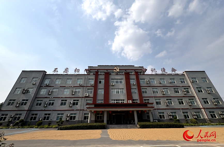 瓦岗寨乡政府院里晒的麦子。人民网记者 尚明桢摄