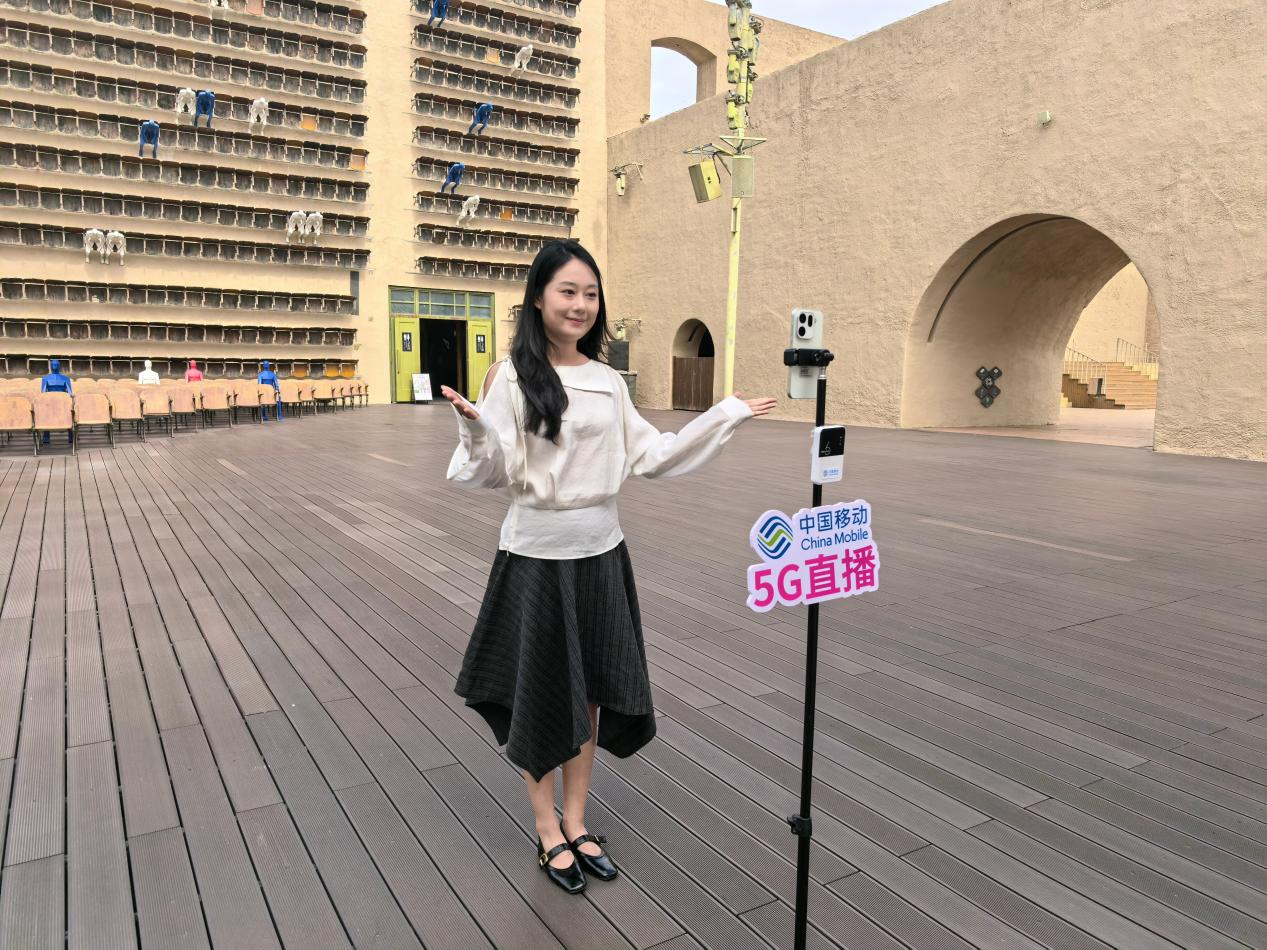 游客通过中国移动5G MIFI设备进行直播。陈春晓摄