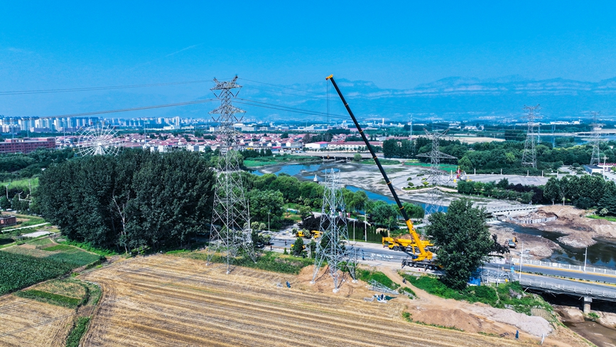 6月11日，国网安阳供电公司抢抓度夏用电高峰窗口期，新建加高铁塔并拆除老旧杆塔，消除线路防汛安全隐患。张阳摄