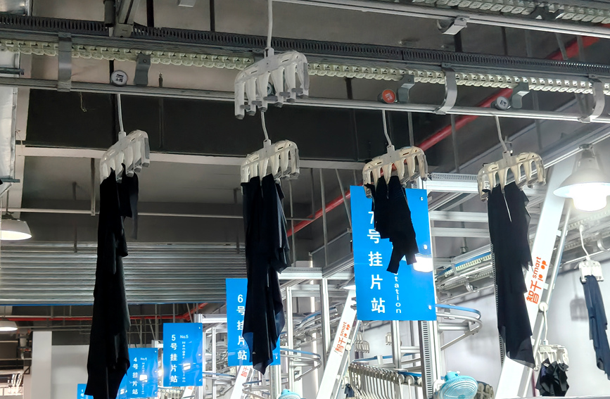 中哲服饰车间全自动吊挂流水线。杨彬摄