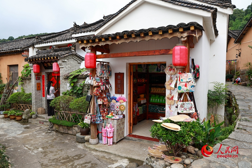 田铺大塆手工艺品店。人民网记者 王佩摄