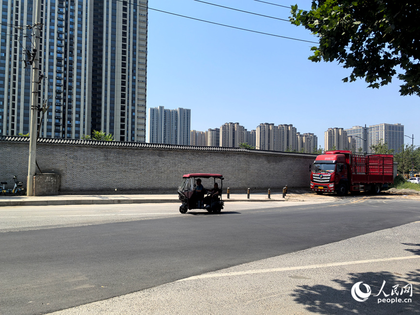 已经拆除铁轨并已经修复好的道路。人民网记者 于思远摄
