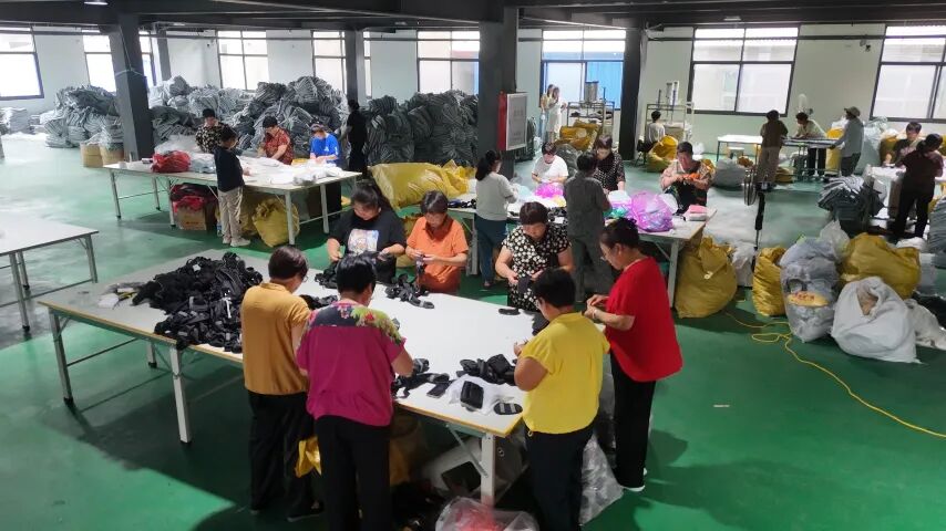 图为封丘县留光镇寒飞宠物用品厂生产车间内场景。封丘县委宣传部供图