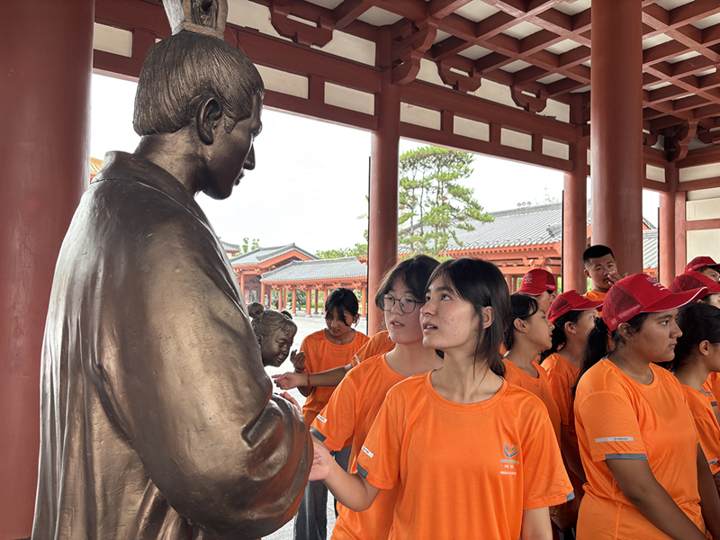 6月30日，在医圣祠大殿瞻仰先贤 。河南省科学技术协会供图