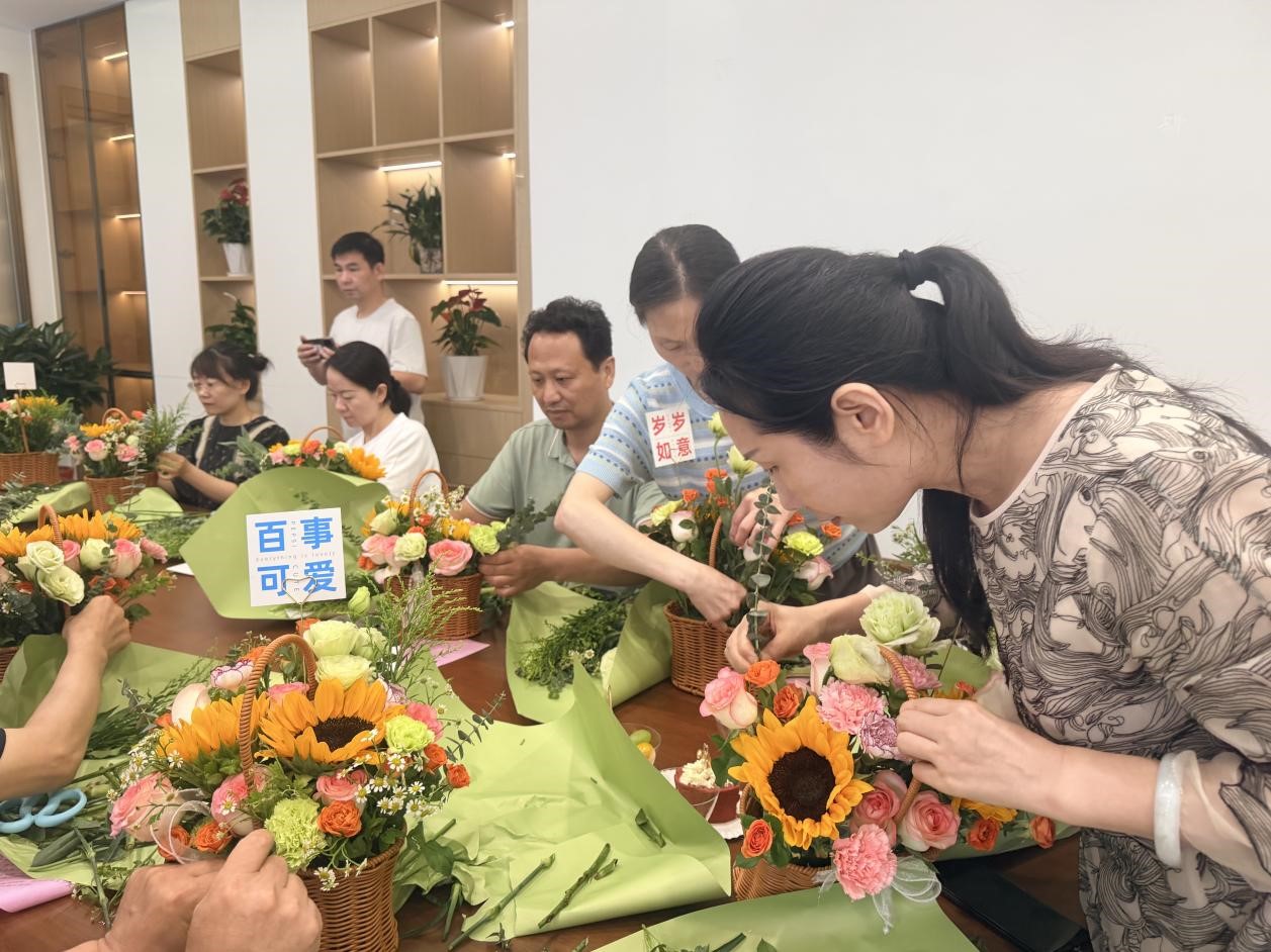 社区工作人员与居民一同插花，尽享雅致慢时光。郑前钱摄