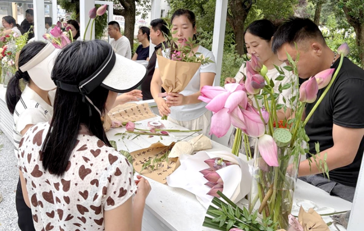 信阳浉河区：一池荷花催开市集 “美丽经济”赋能增收