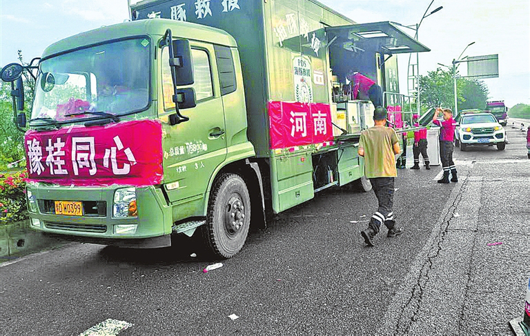 河南“巨无霸餐车”驰援广西